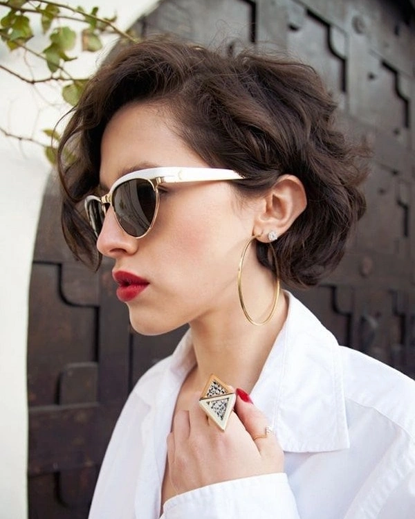 Effortless Tousled Brunette Bob With Subtle Waves