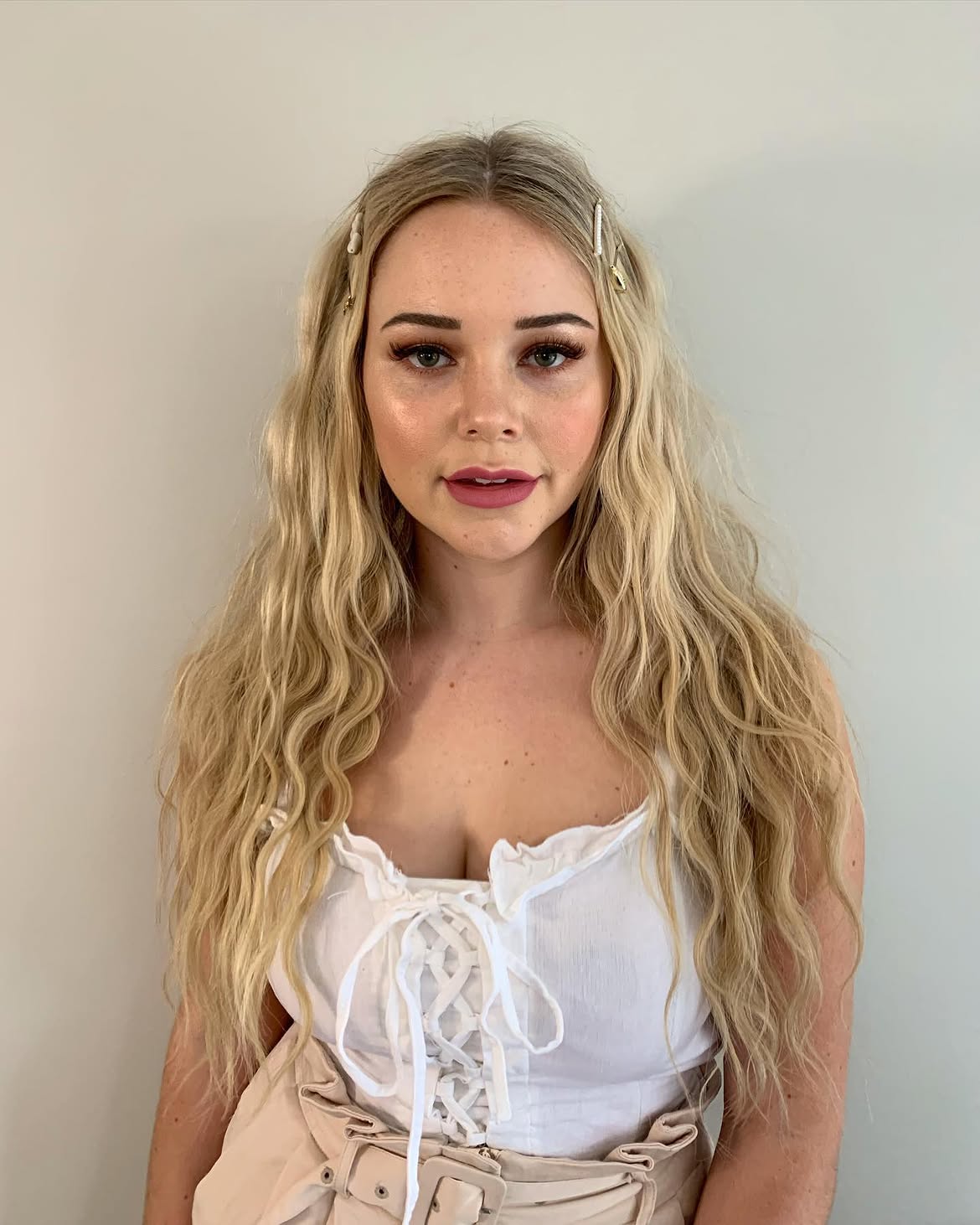 Long Wavy Blonde Hair With Pearl Hair Clips