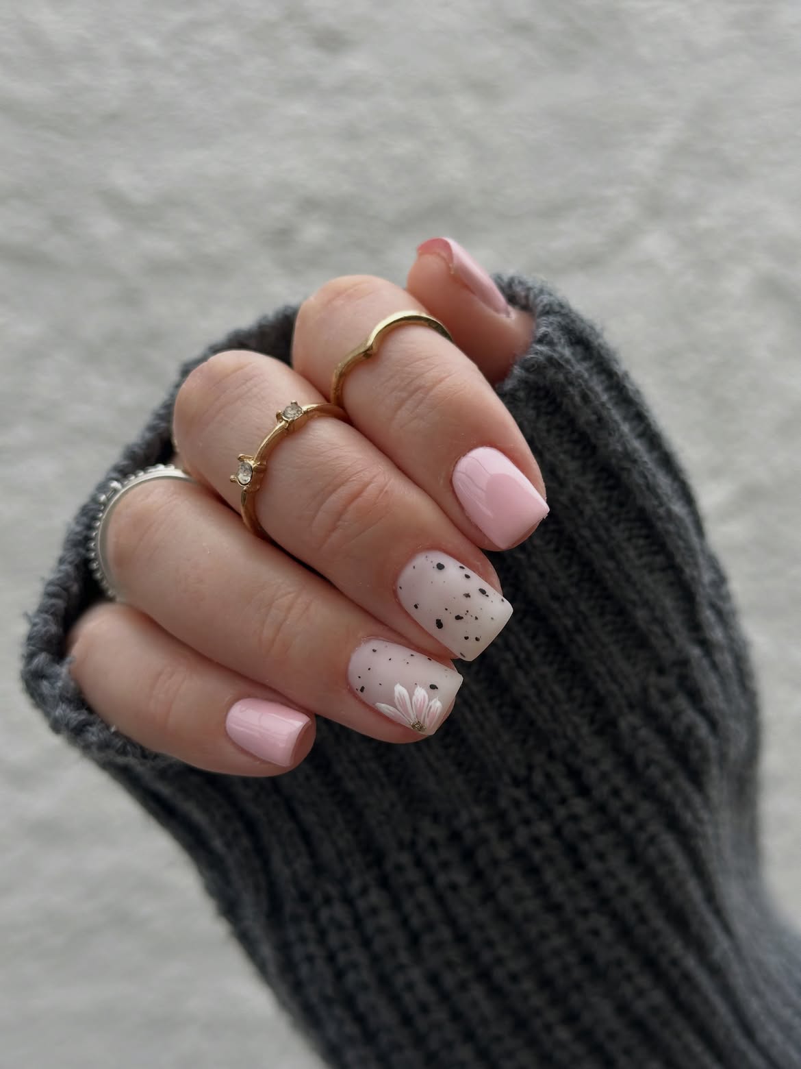 Pastel Pink Speckled Daisy Square Nails