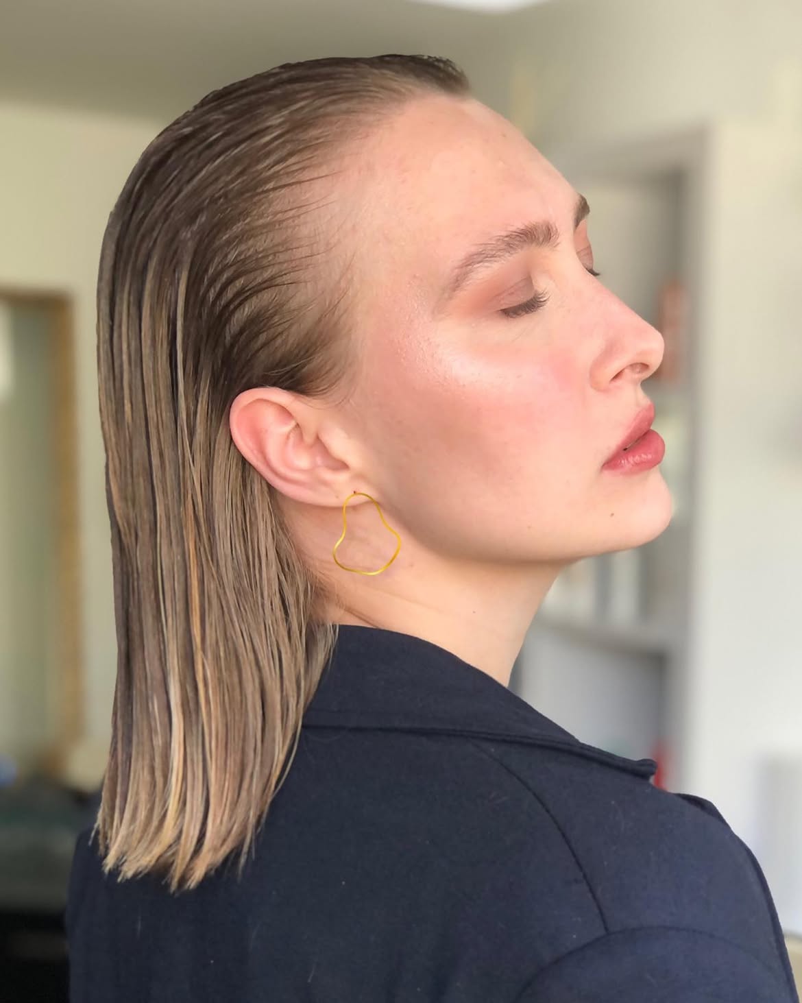 Sleek Wet Look On Blunt Shoulder Length Hair