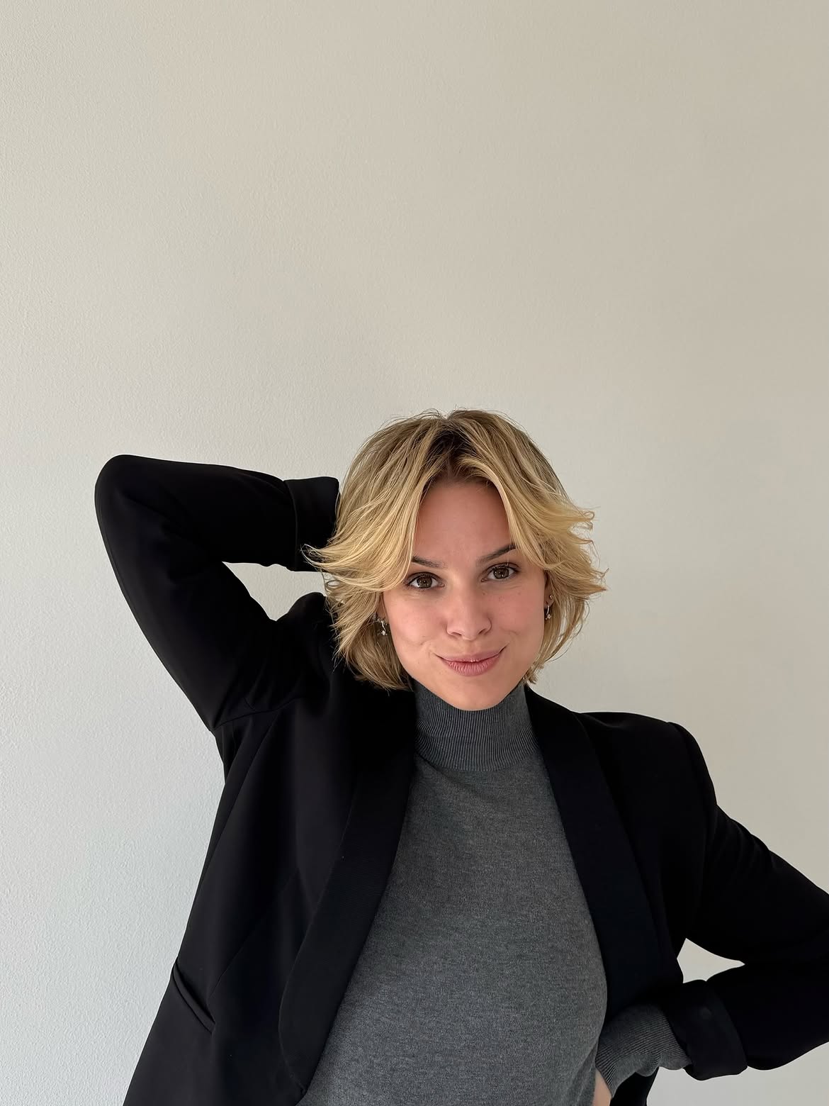 Tousled Blonde Bob With Soft Face-Framing Layers