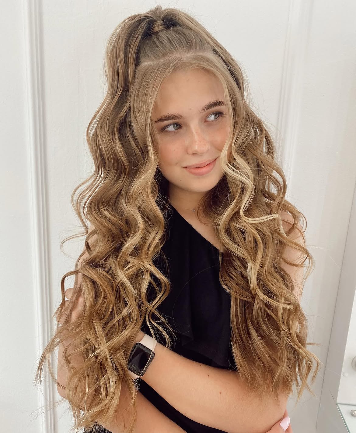 Voluminous Half-Up Pony With Beachy Waves
