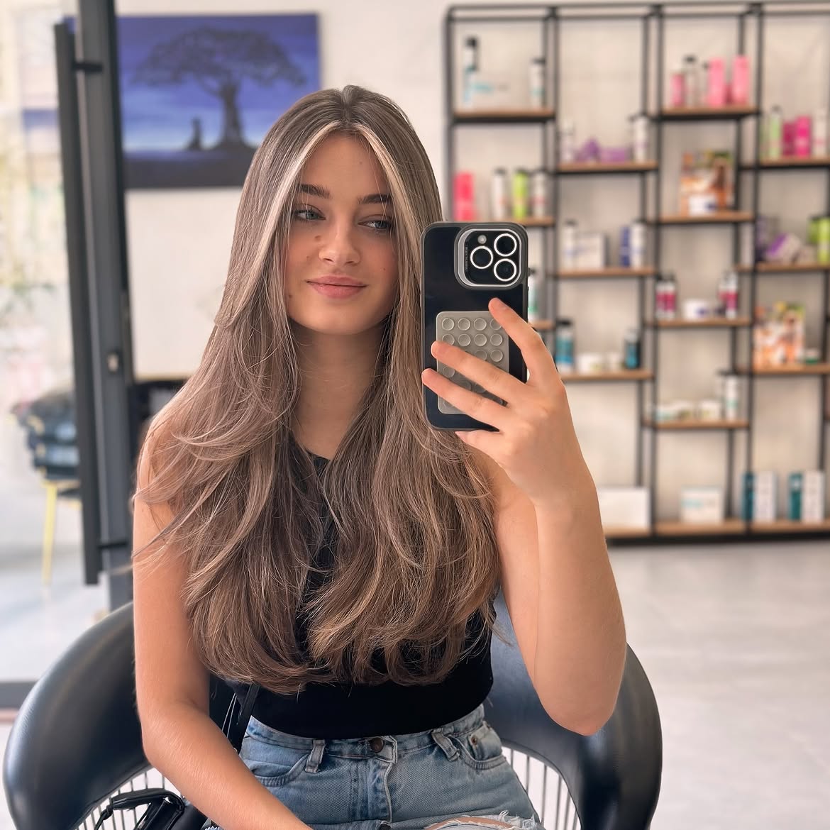 Voluminous Layered Cut With Face-Framing Money Piece