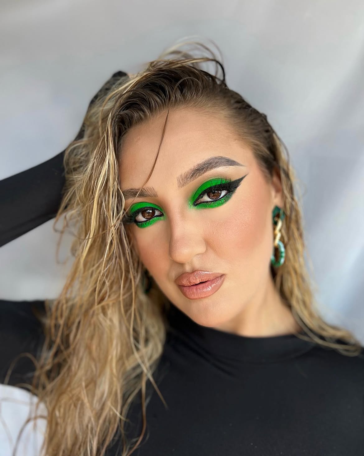 Wet Look Highlights On Mid Length Layers