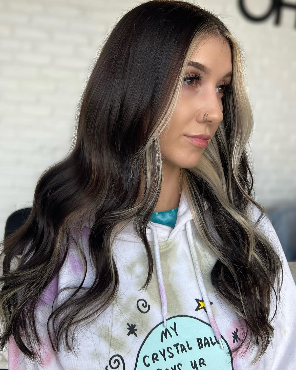 Bold Face-Framing Highlights On Dark Brown Waves