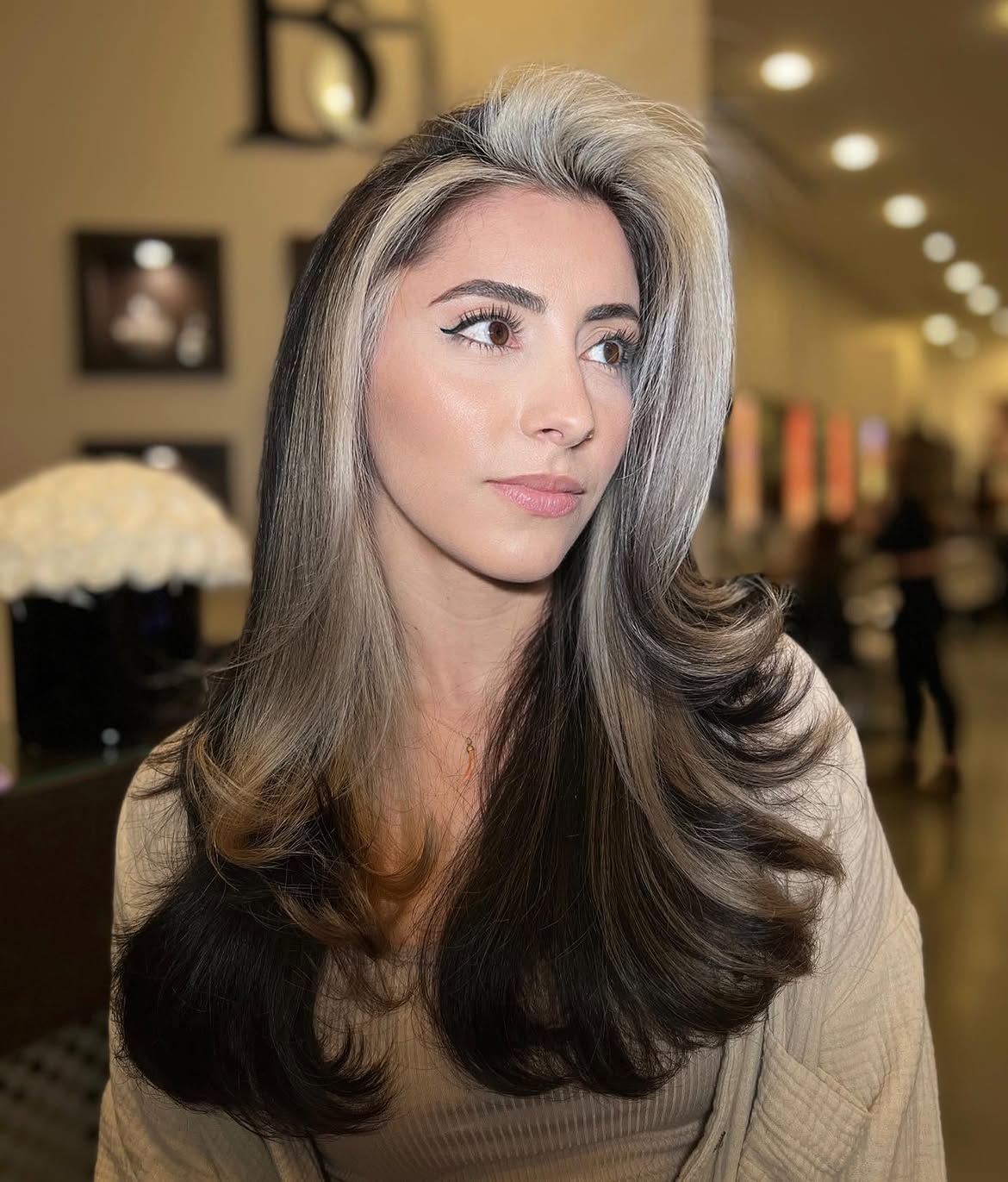 Bold Money Piece With Voluminous Waves