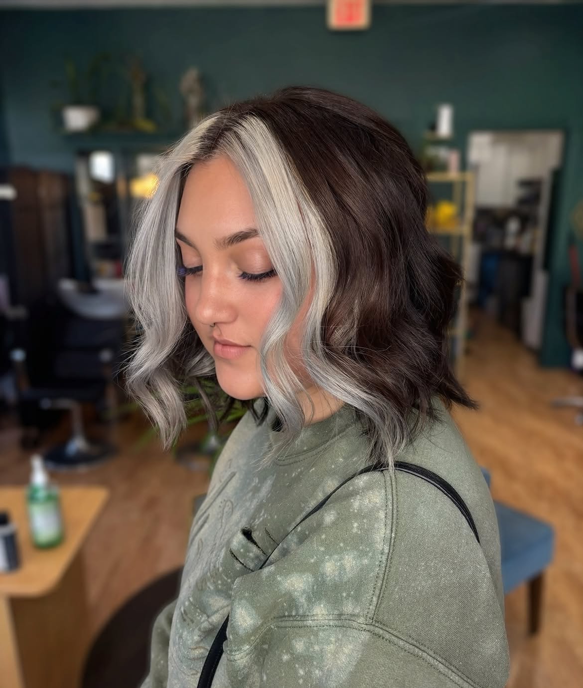 Bold Money Piece With Wavy Dark Brown Bob