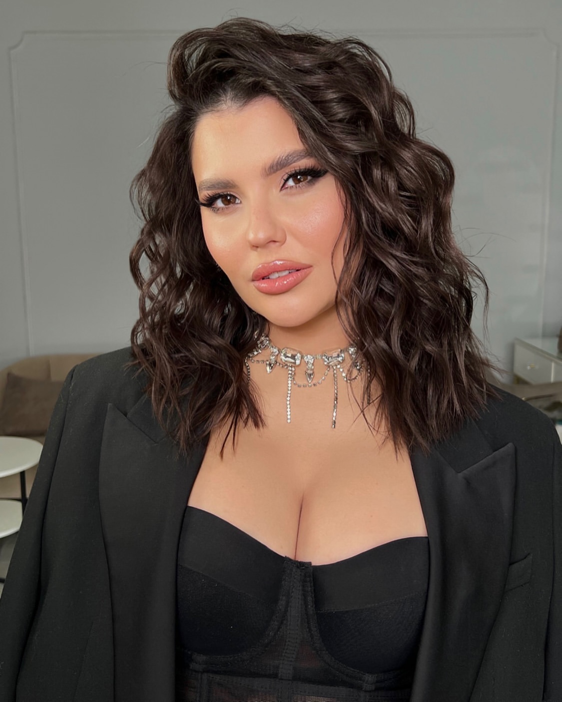 Deep Side Part Voluminous S-Wave Bob