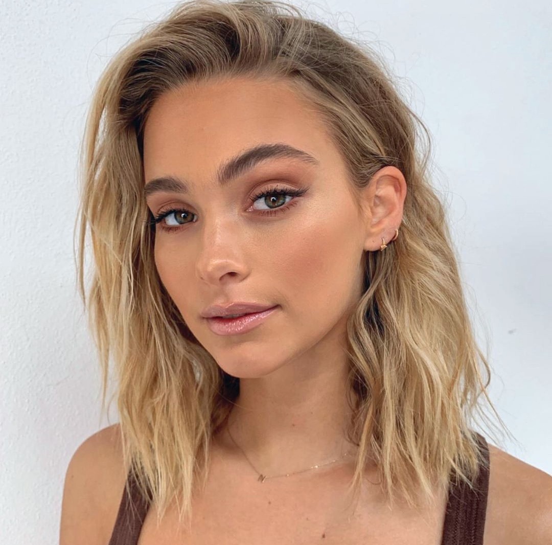 Effortless Beachy Waves Honey Blonde Lob