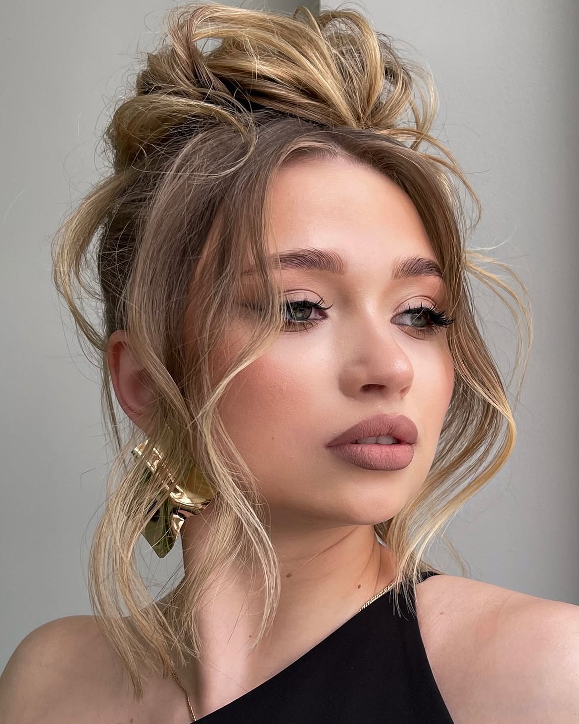 Effortless Messy Bun With Face Framing Pieces