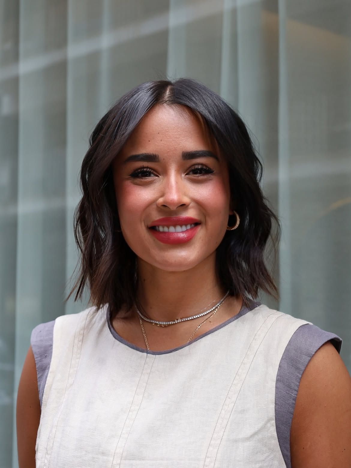 Effortless Wavy Dark Bob With Subtle Face Framing