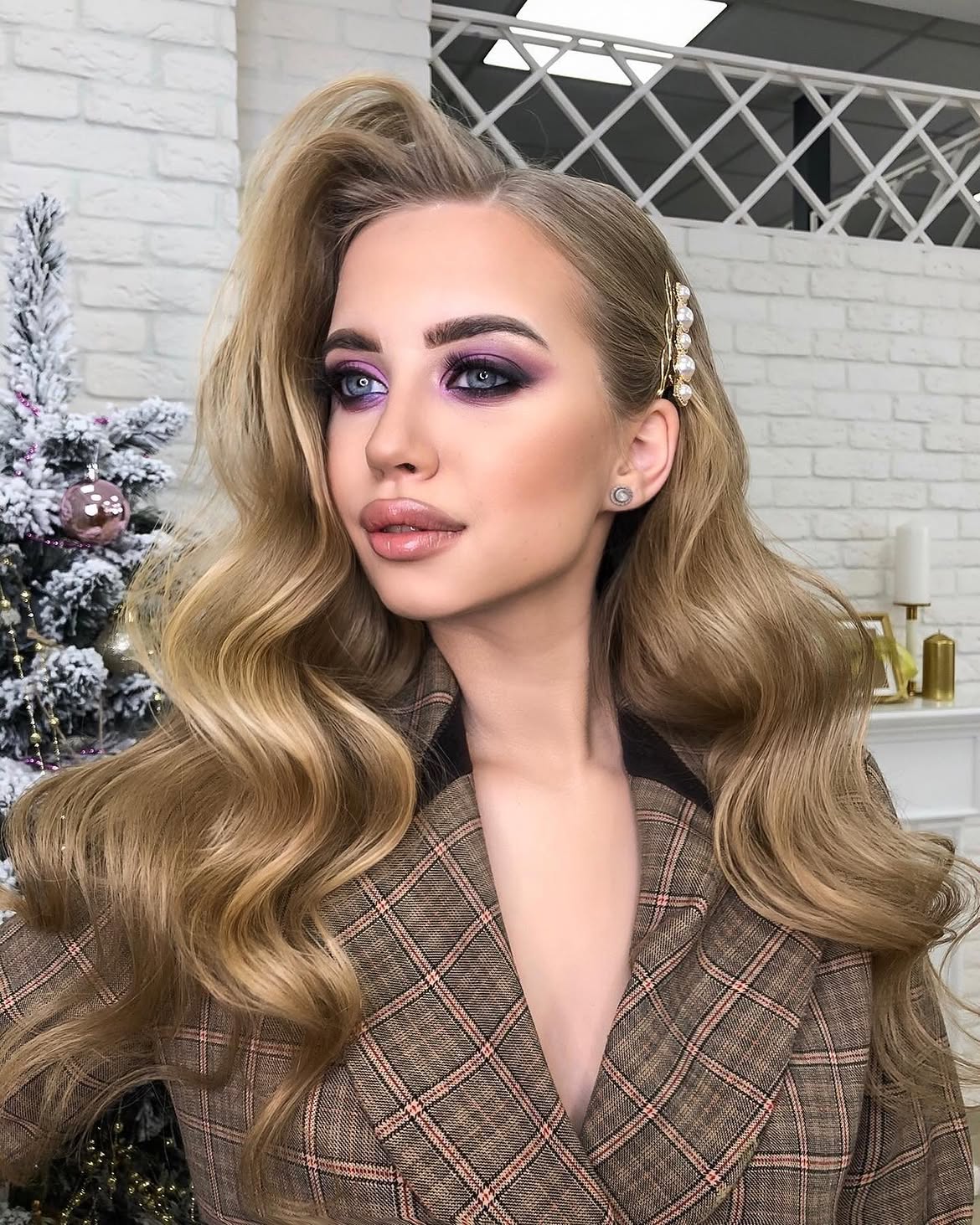 Glamorous Hollywood Waves With Pearl Hair Clip