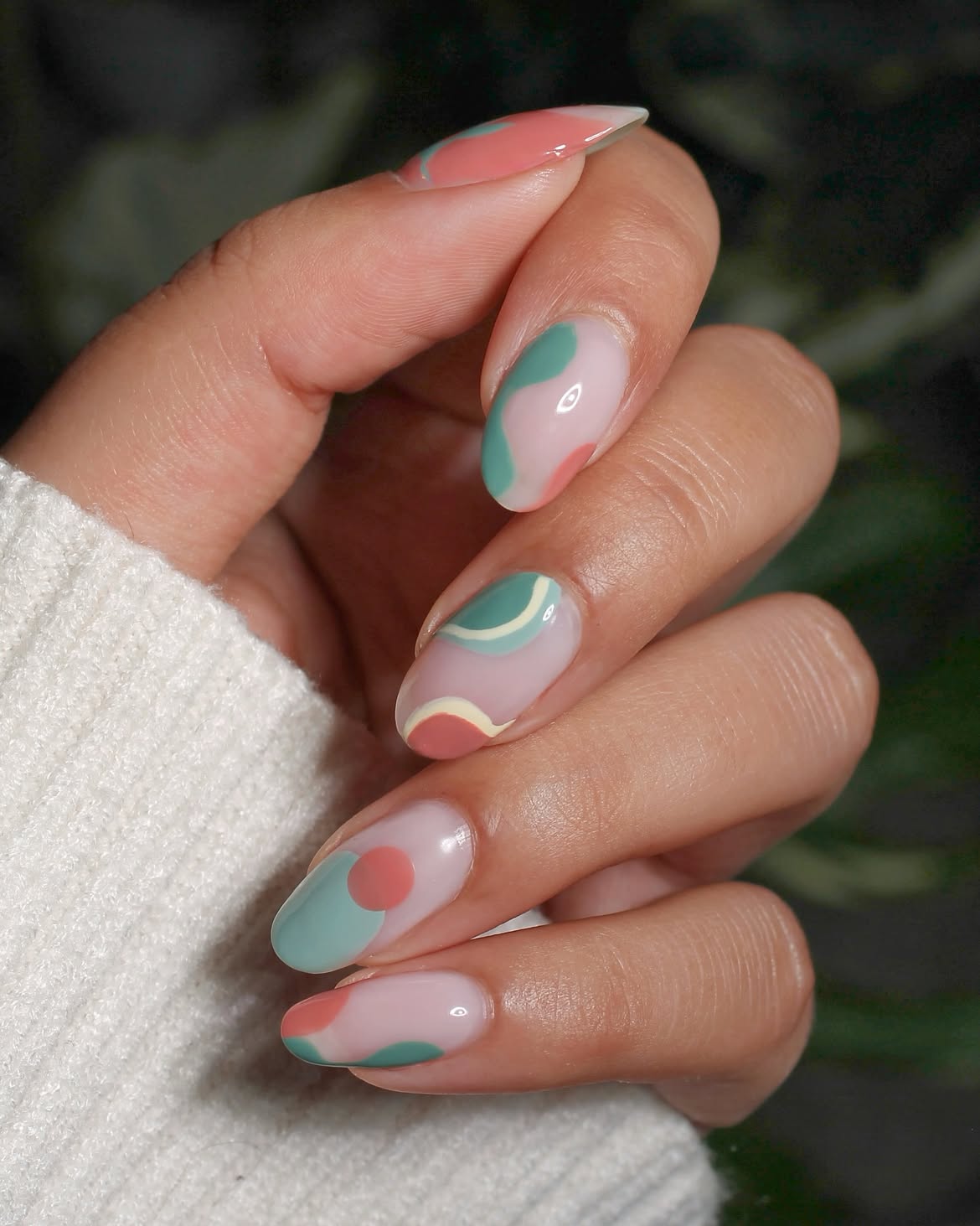Retro Abstract Swirl Oval Nails