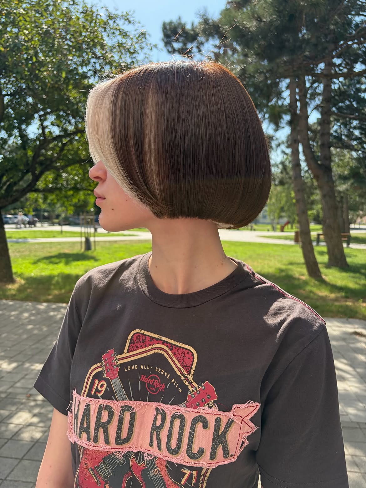 Sharp One-Length Bob With Bold Money Piece