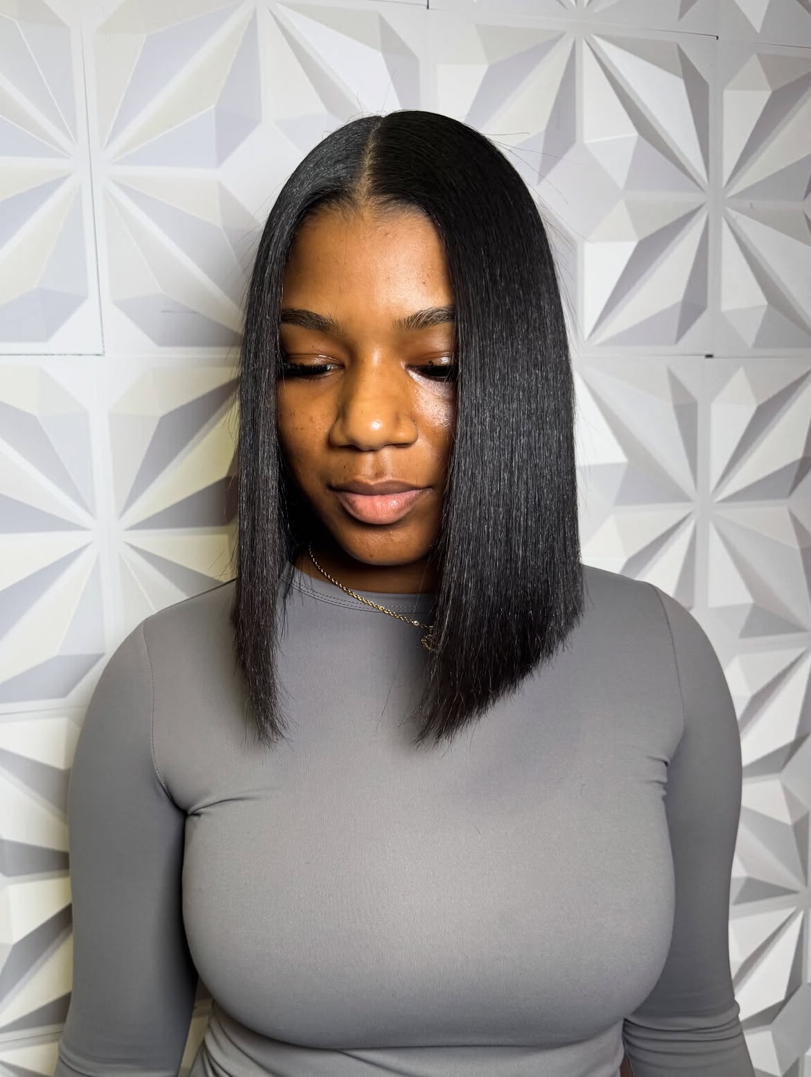 Sleek Straight Cut Collarbone Bob With Middle Part