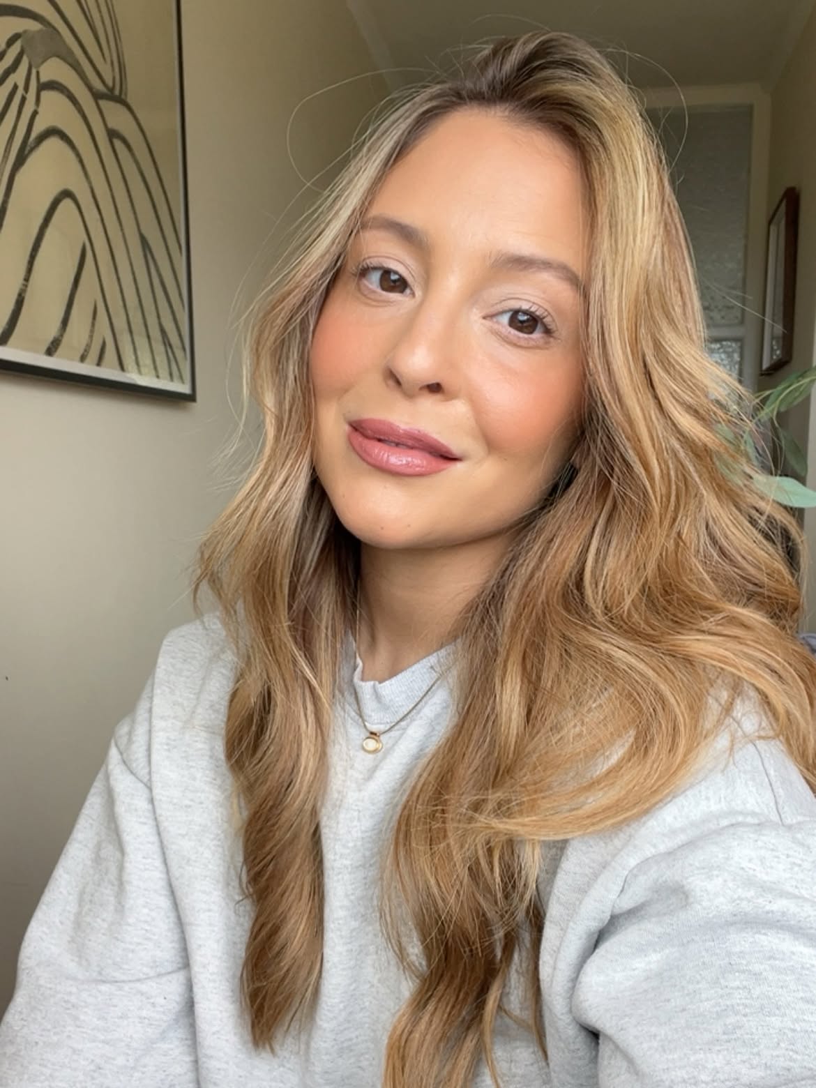 Sun-Kissed Honey Blonde Waves With Face-Framing Layers