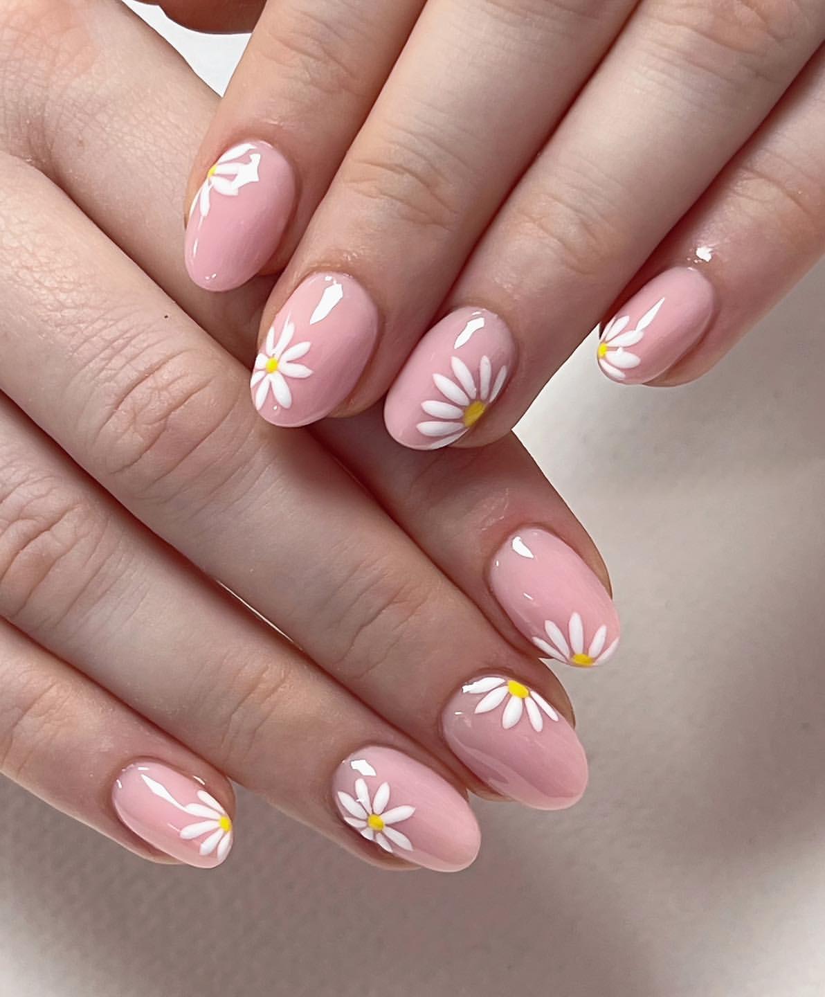 Sweet Pink Daisy Oval Nails
