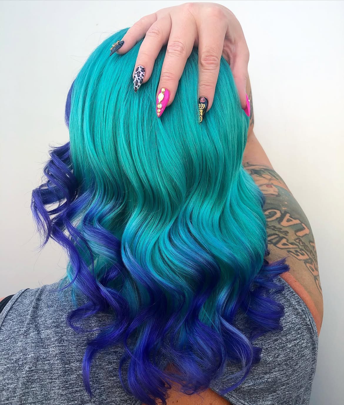 Vibrant Teal To Deep Blue Ombre Waves