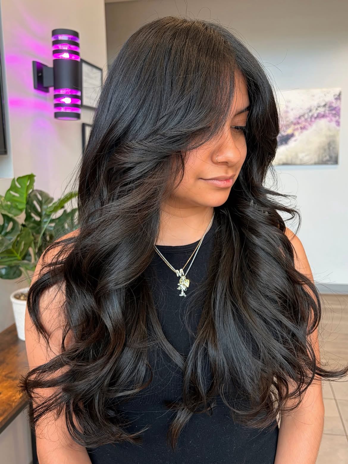 Voluminous Dark Waves With Face-Framing Layers