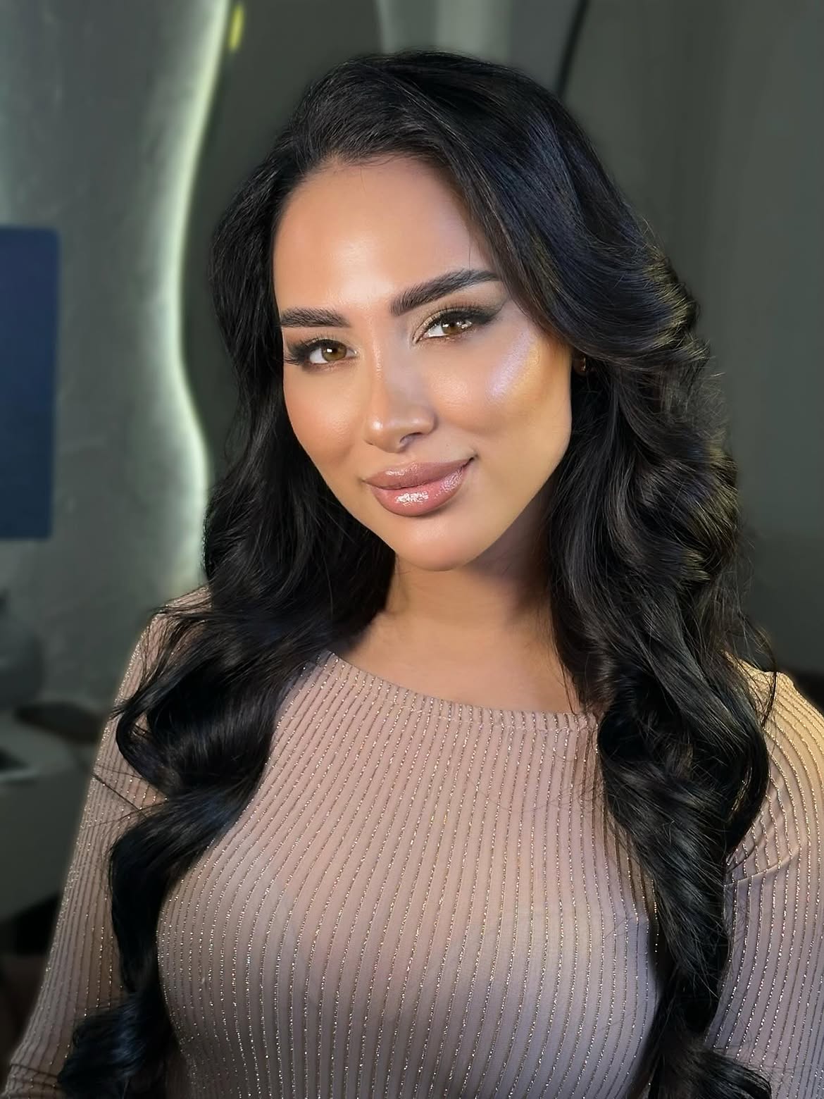 Voluminous Dark Waves With Subtle Face Framing