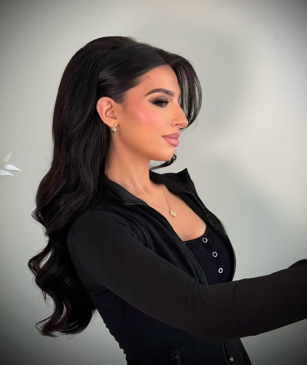 Voluminous Hollywood Waves With A Sleek Half-Up Style