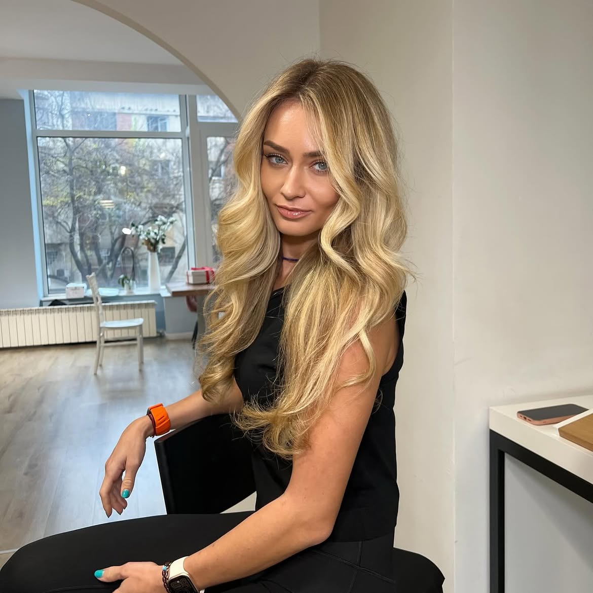 Voluminous Honey Blonde Waves With Face-Framing Layers