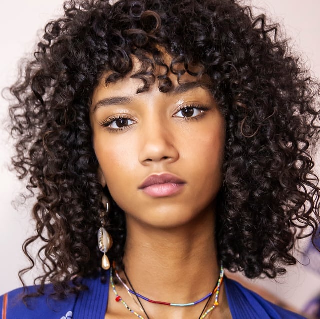 Collarbone Dark Brown Curls With Curtain Bangs, Emphasizing Its Glossy Collarbone Dark Brown Curls With Curtain Bangs, Emphasizing Its Glossy — 3c Hairstyles