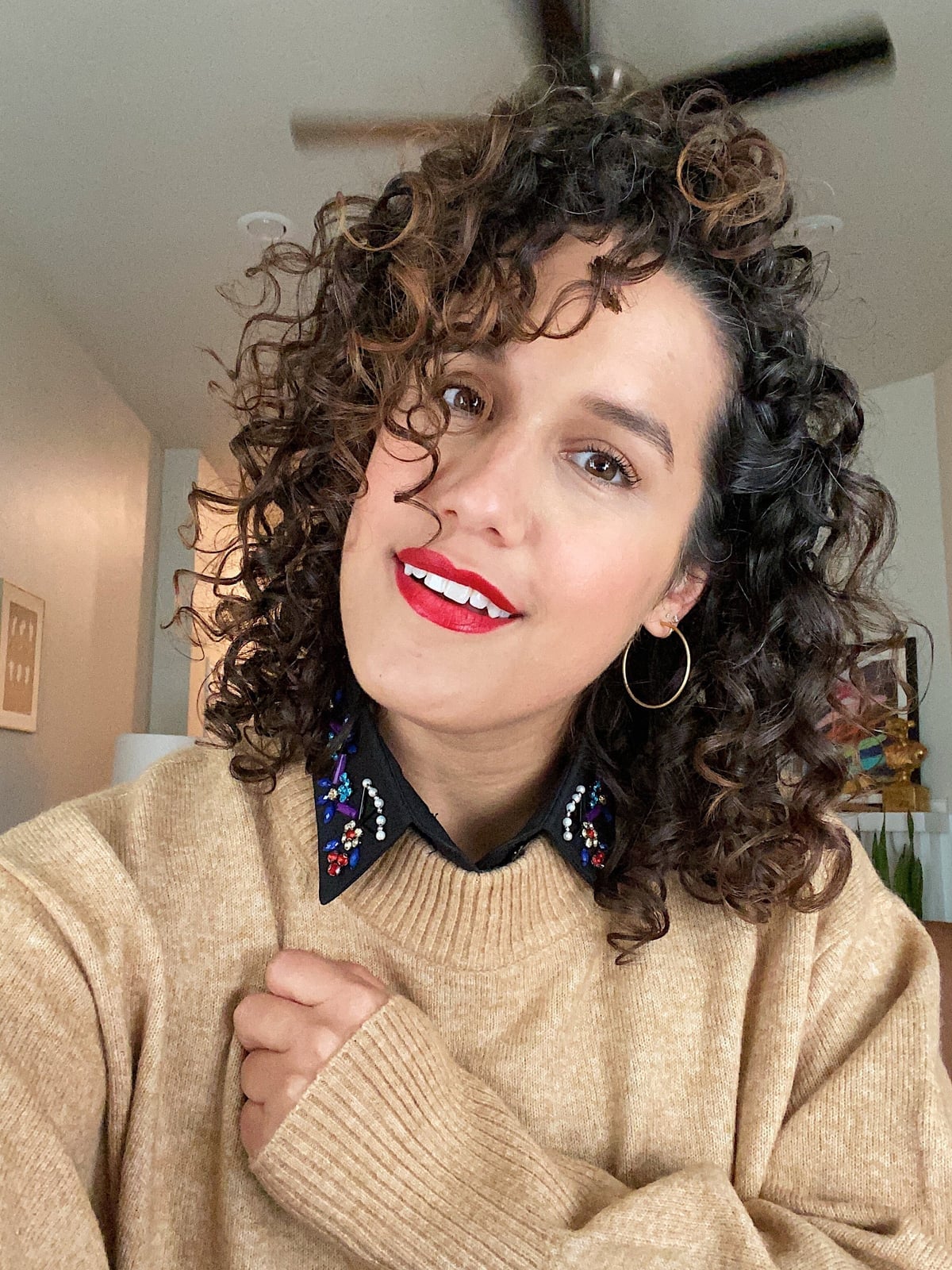 Collarbone Dark Brown Curls With Blonde Highlights, Close-Up Take Collarbone Dark Brown Curls With Blonde Highlights, Close-Up Take — 3c Hairstyles