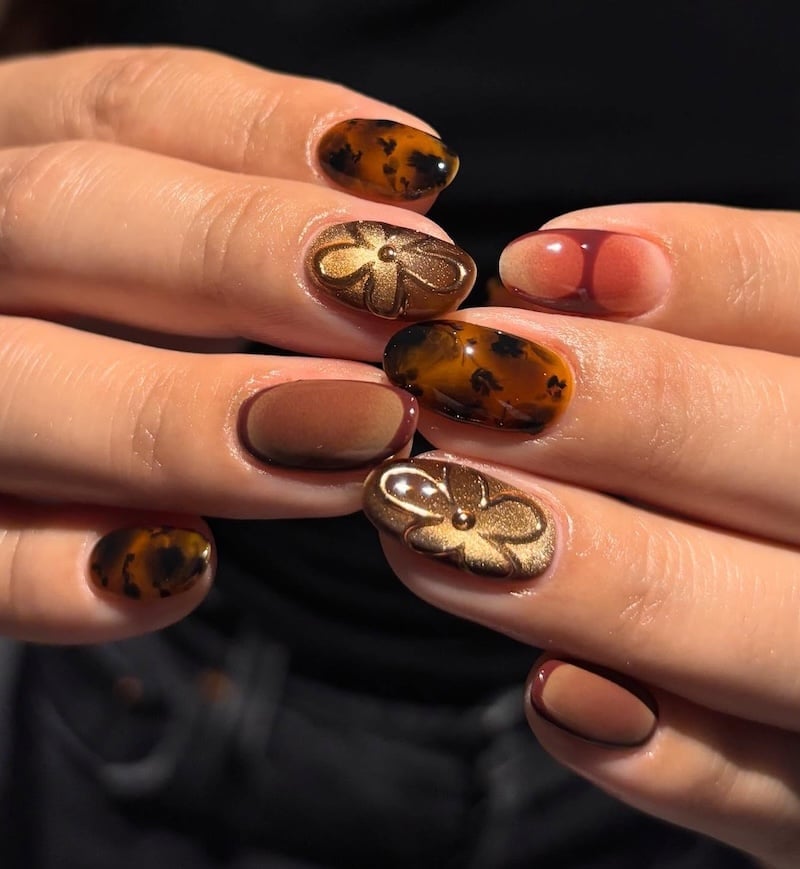 Short Oval Nails With Tortoiseshell and 3D Gold Flowers — 3D Nails