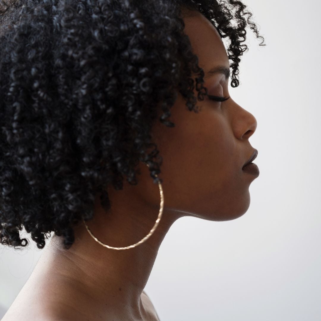 Collarbone Air-Dried Curls From the Side — 4b Hairstyles