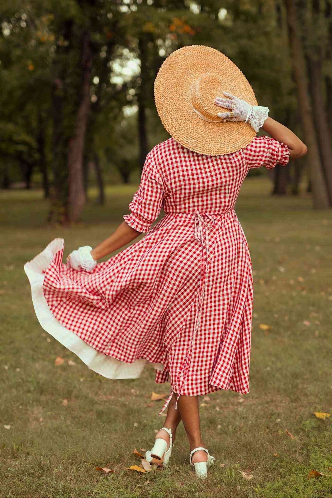 Gingham Picnic Dress with Straw Hat — 50s Style