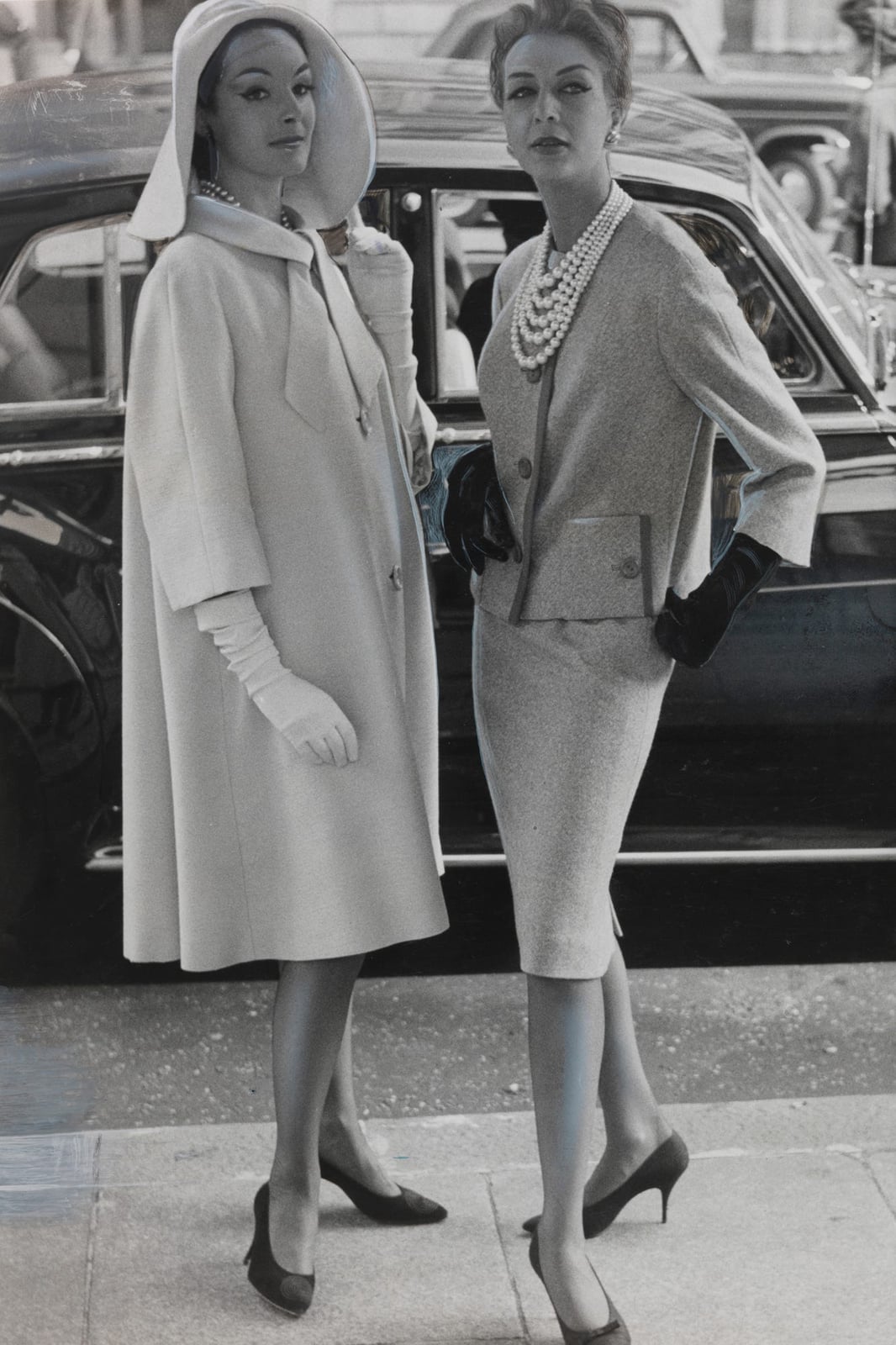 Tailored Suit With Pencil Skirt and Oversized Hat Tailored Suit With Pencil Skirt and Oversized Hat — 60s Outfits