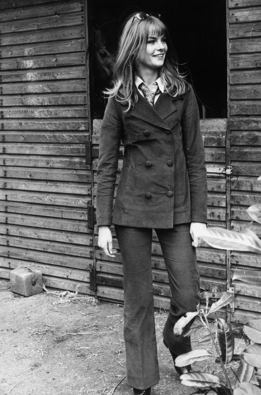 Double-Breasted Blazer With Flared Trousers and Tie Double-Breasted Blazer With Flared Trousers and Tie — 60s Outfits