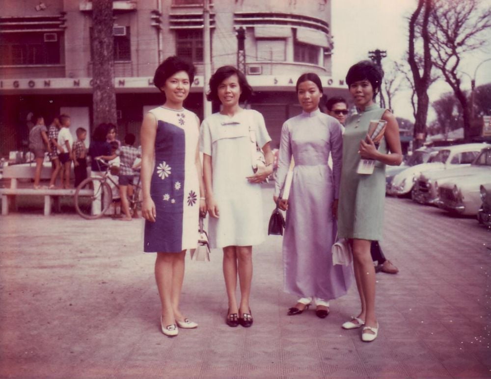 Mod Shift Dresses With Handbags and Earrings Mod Shift Dresses With Handbags and Earrings — 60s Outfits