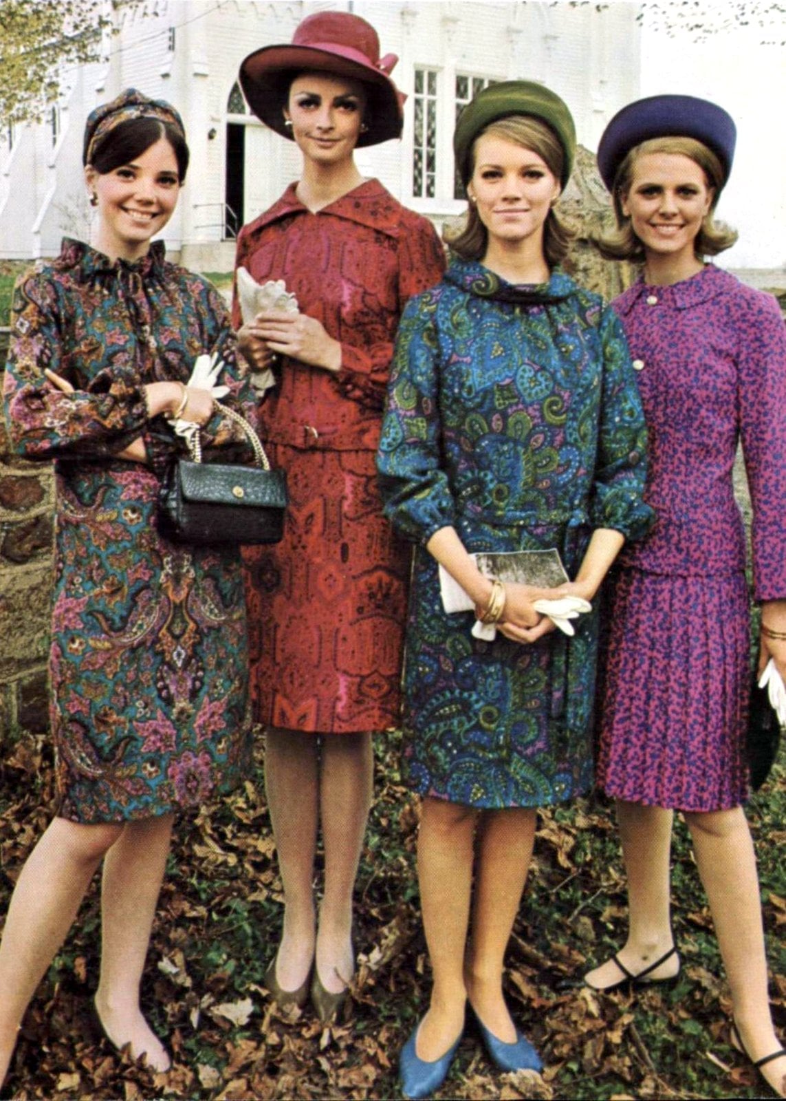 Paisley Print Shift Dresses With Cloche Hats Paisley Print Shift Dresses With Cloche Hats — 60s Outfits