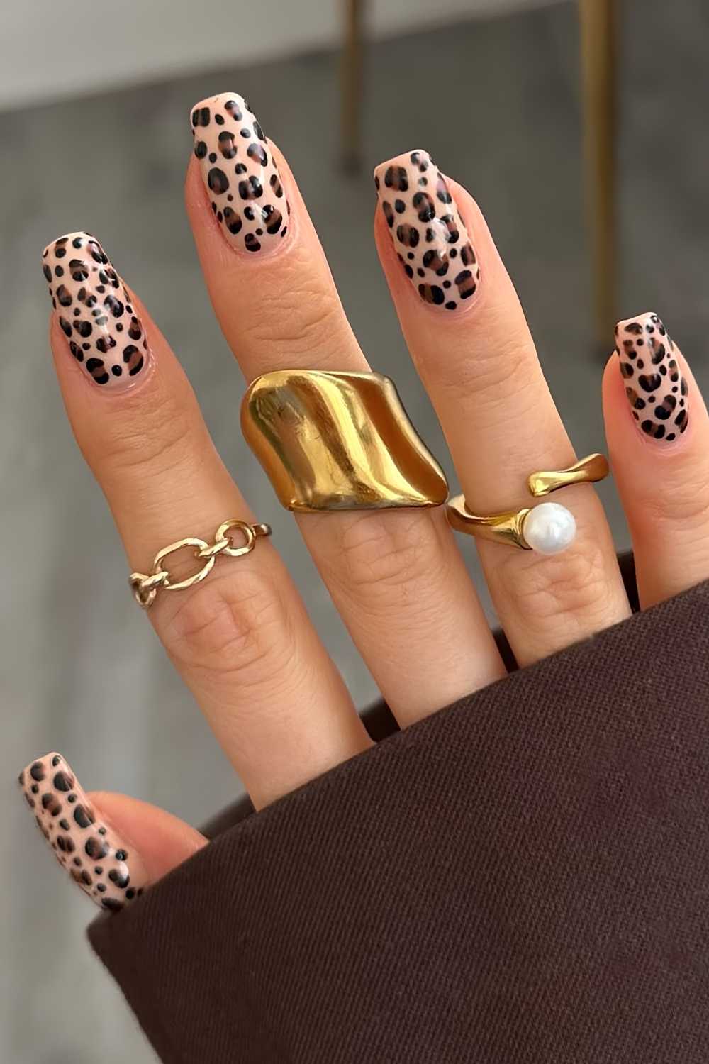 Classic Beige and Black Leopard Long Coffin Nails Classic Beige and Black Leopard Long Coffin Nails — Animal Print Nails