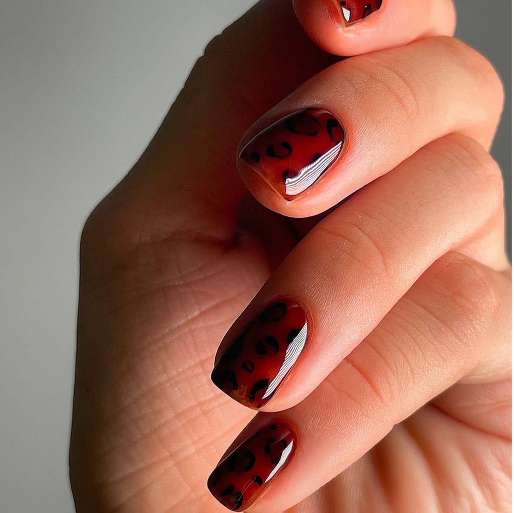 Short Square Deep Red with Black Leopard Print Nails Short Square Deep Red with Black Leopard Print Nails — Animal Print Nails