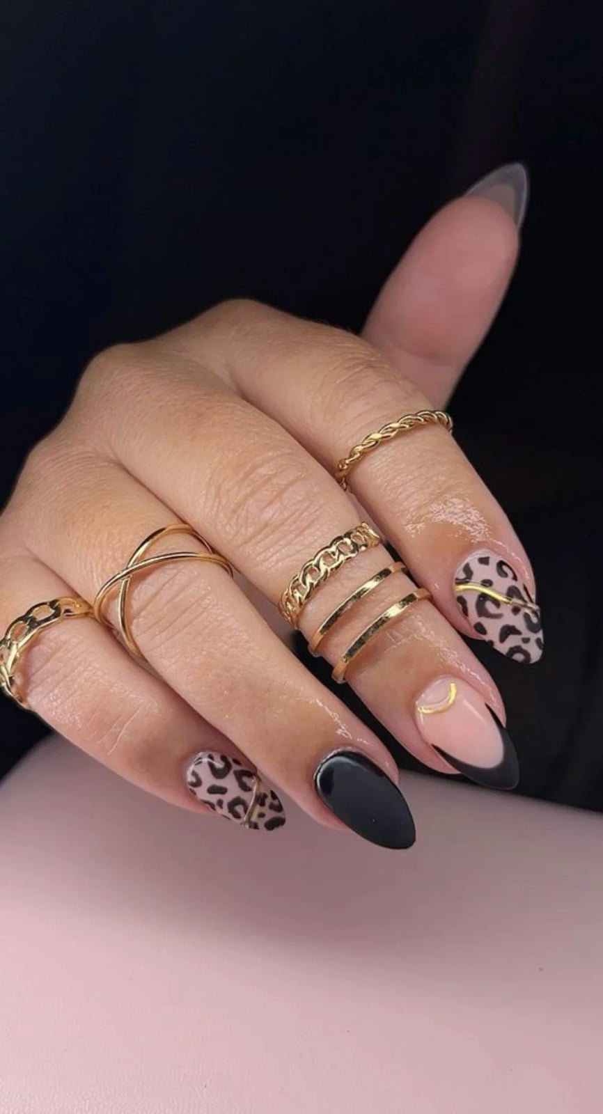 Medium Almond Leopard Print with Gold Line Accent Medium Almond Leopard Print with Gold Line Accent — Animal Print Nails