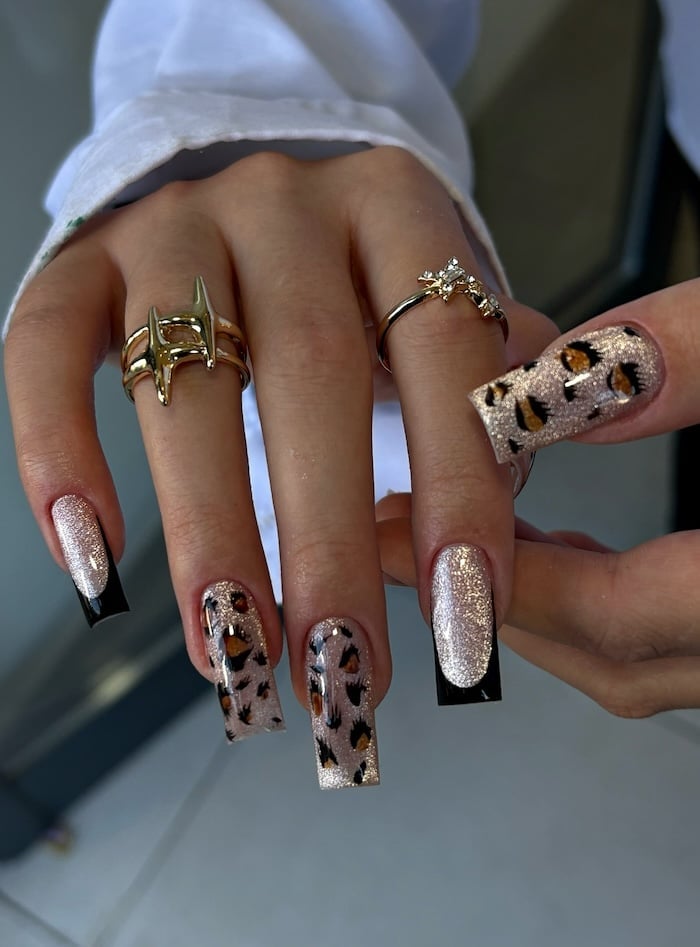 Long Square Leopard Print and Silver Glitter Nails Long Square Leopard Print and Silver Glitter Nails — Animal Print Nails