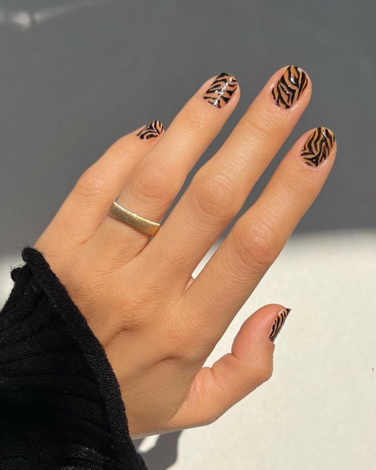 Short Almond Tiger Print Accent Nails Short Almond Tiger Print Accent Nails — Animal Print Nails