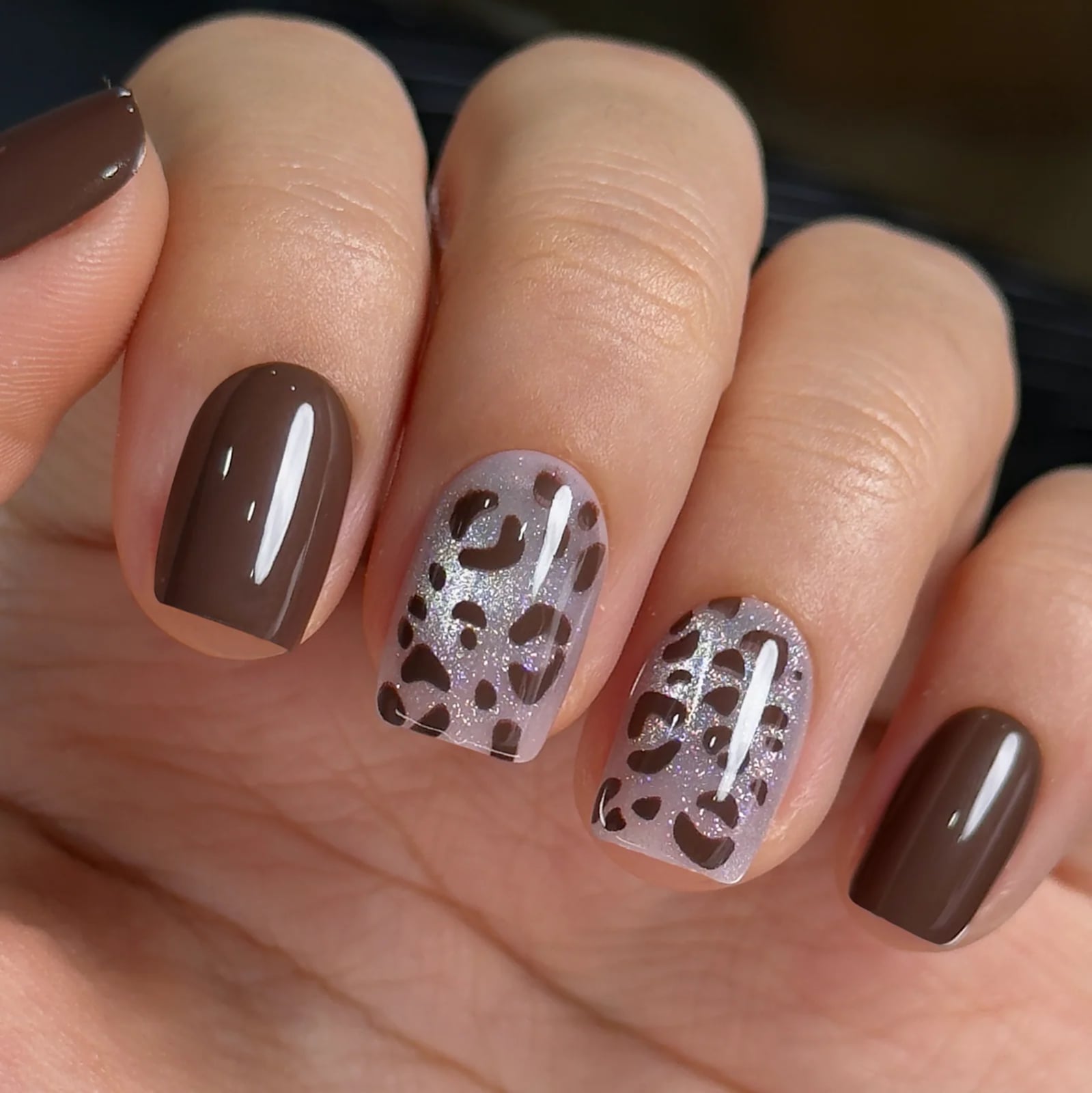 Short Squoval Taupe Leopard Accent Nails Short Squoval Taupe Leopard Accent Nails — Animal Print Nails
