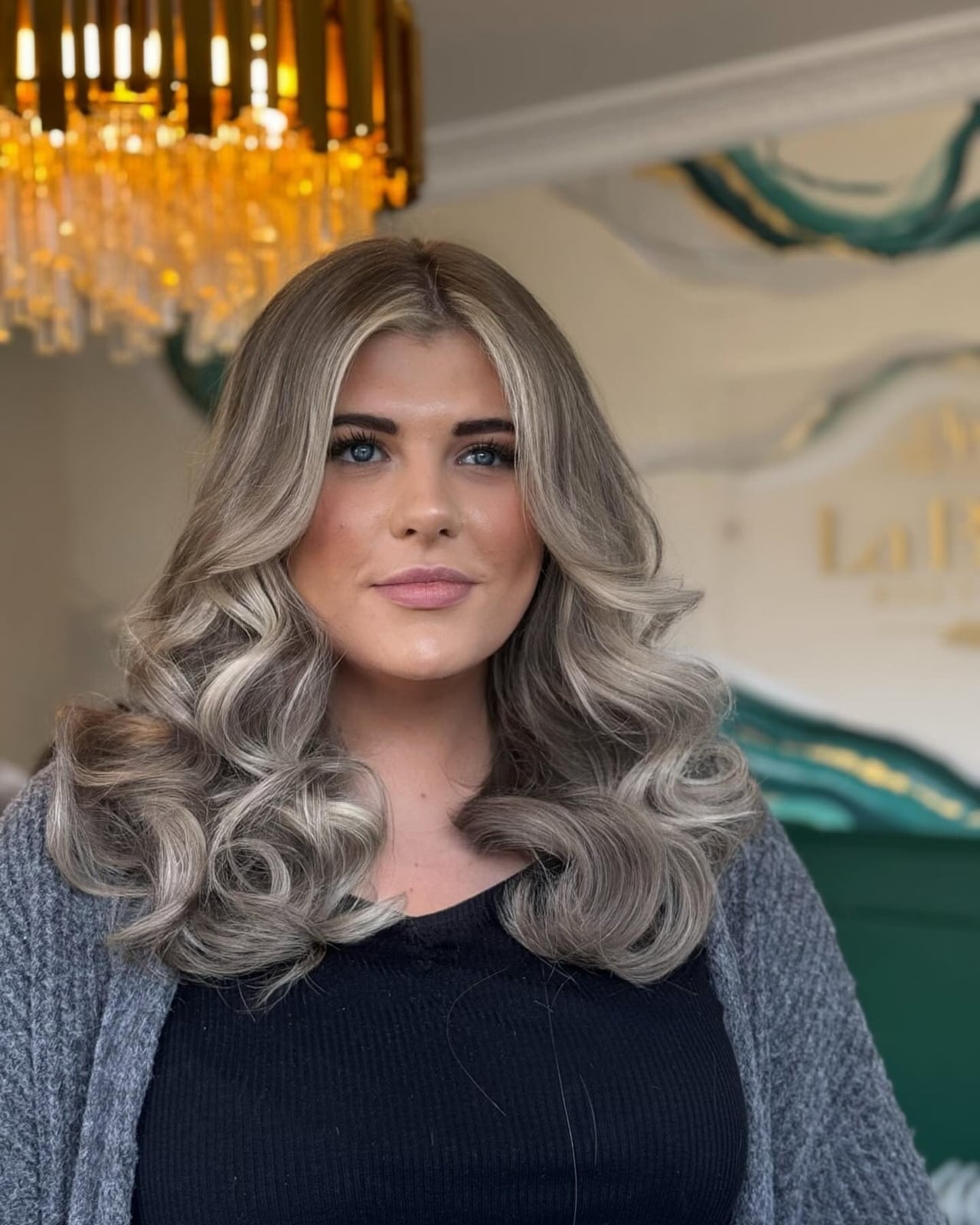 Voluminous Ash Blonde Shoulder Cut Voluminous Ash Blonde Shoulder Cut