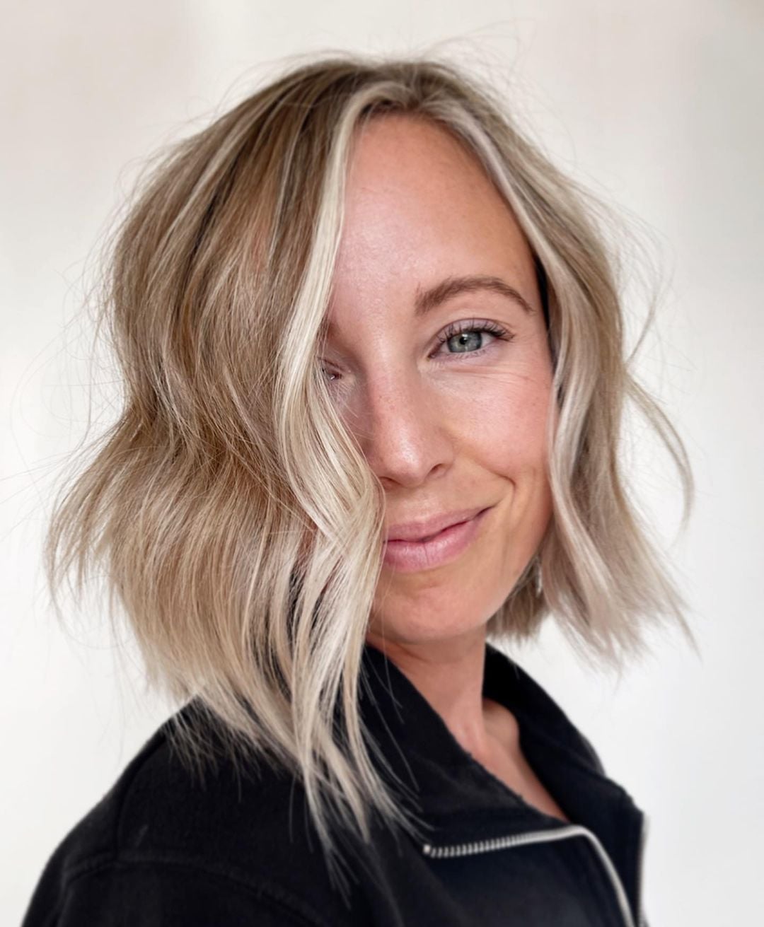 Blonde Wavy Bob With Curtain Bangs Blonde Wavy Bob With Curtain Bangs — Asymmetrical Bob