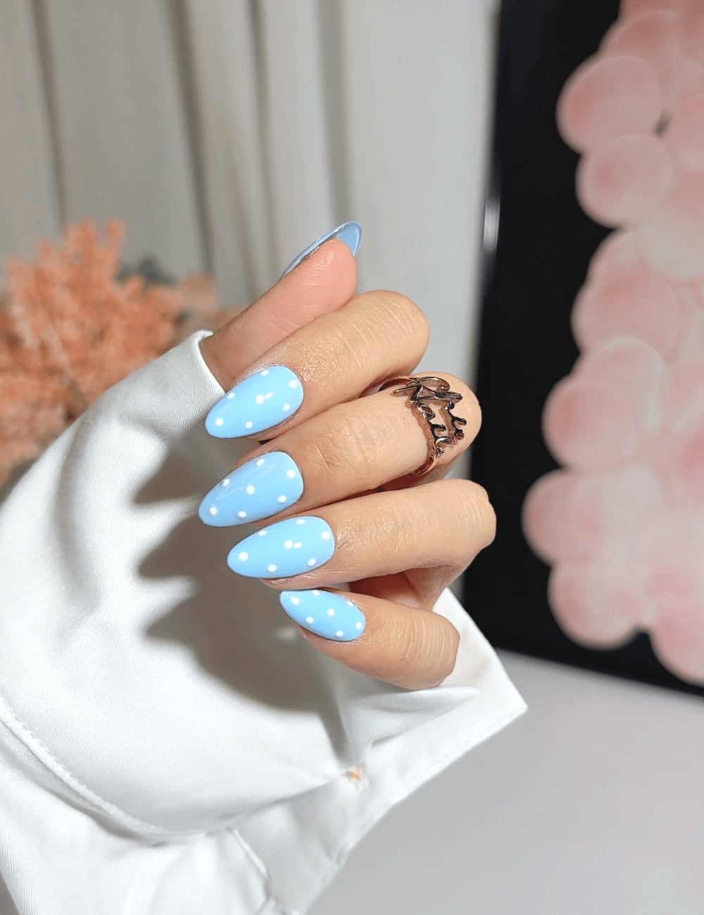 Medium Oval Vibrant Baby Blue Polka Dots Medium Oval Vibrant Baby Blue Polka Dots — Baby Blue Nails