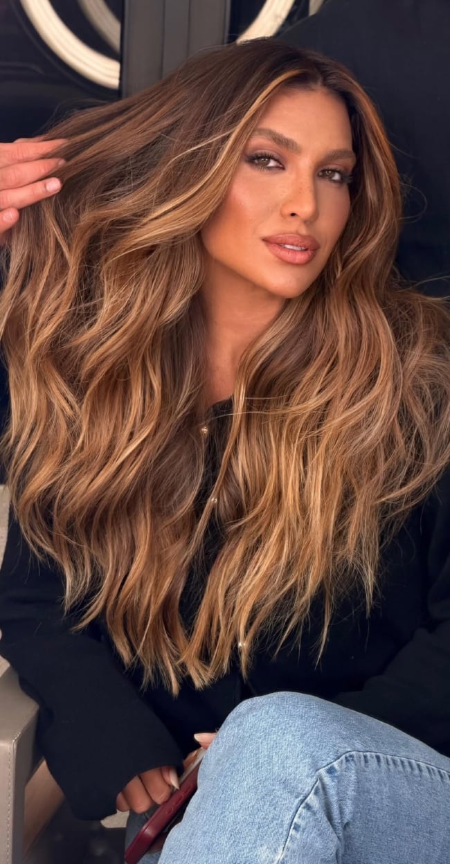 Dark Brown Base With Caramel And Blonde Balayage, Close-Up Take — Balayage Hair