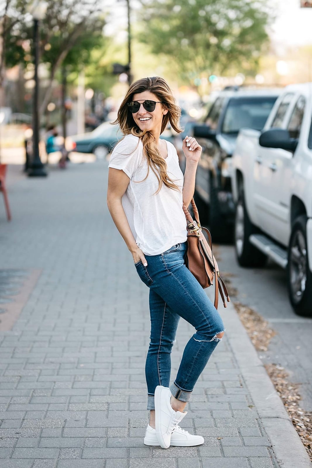 Ripped Jeans With White T-shirt And Shoulder Bag — Baseball Game Outfits