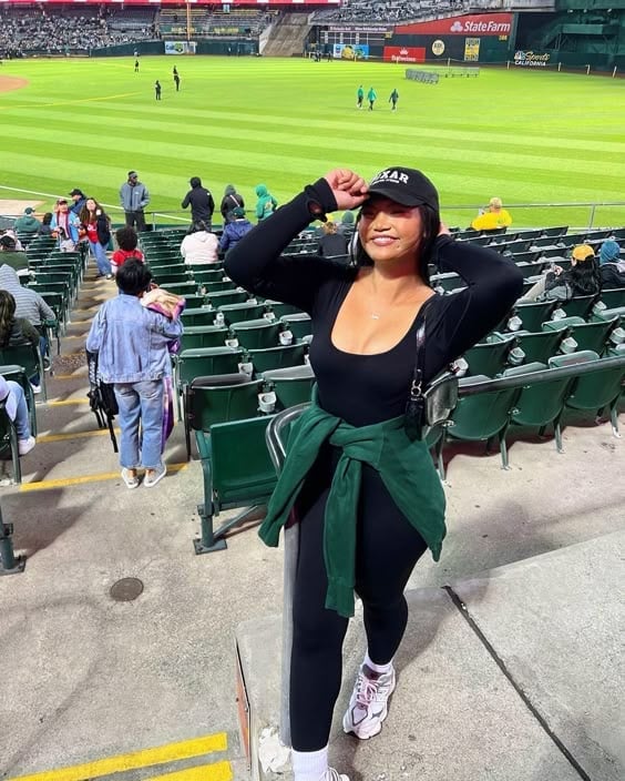 Long Sleeve Top With Sweatshirt Tied At Waist And Sneakers — Baseball Game Outfits
