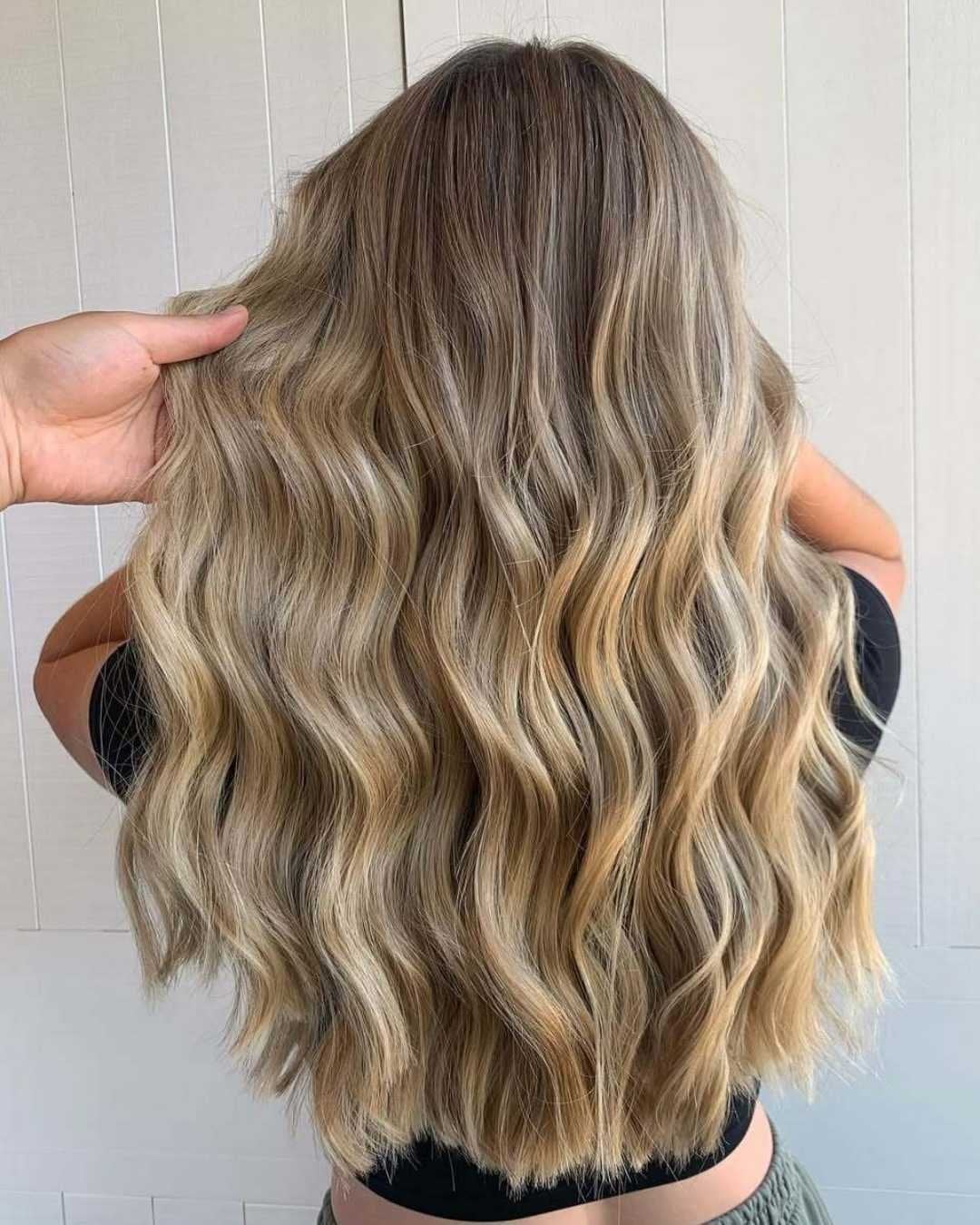 Mid-Back Length With Layered Beige Highlights, Wavy