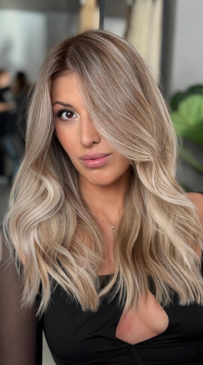 Collarbone Beige Blonde With Face-Illuminating Highlights — Beige Highlights
