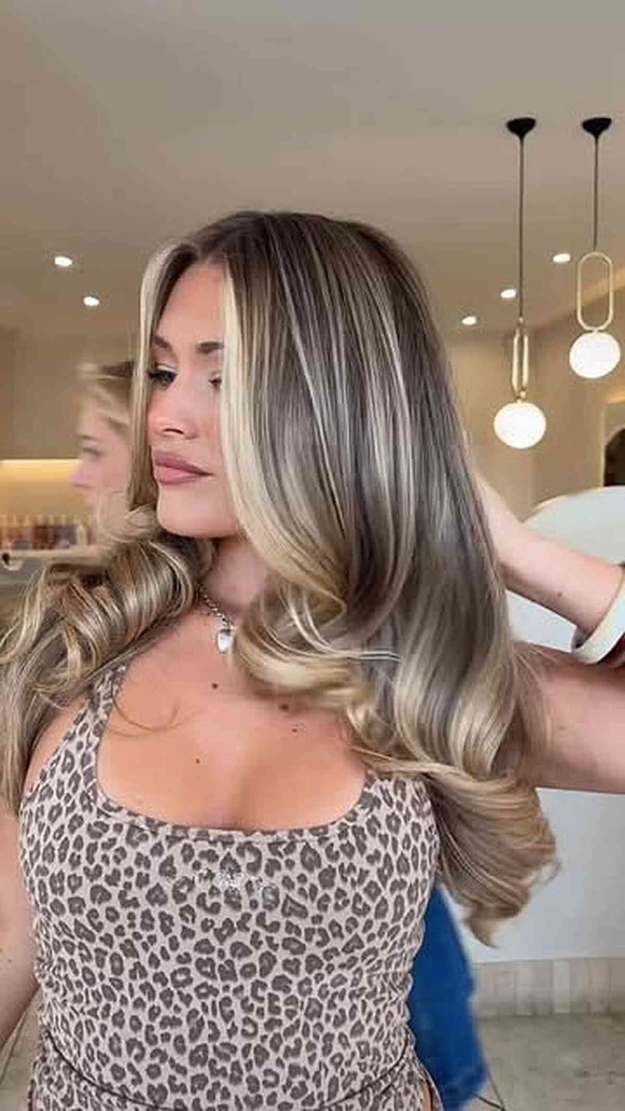 Collarbone Beige Blonde With Face-Framing Layers, Wavy — Beige Highlights